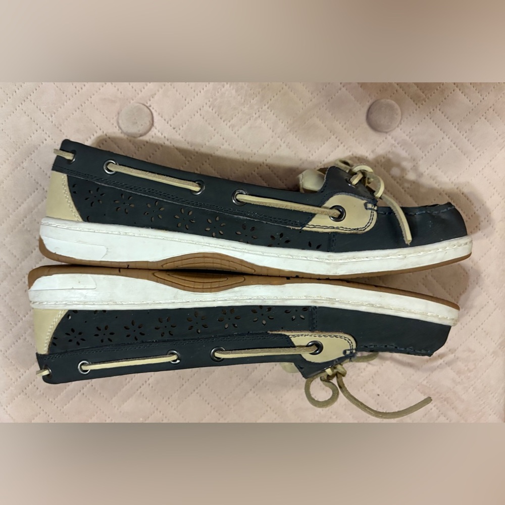 Navy & Tan leather moccasin look shoes with floral cut out design - size… - Picture 6 of 9